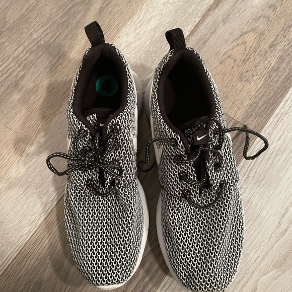 Kids size 4 Nike Roshe Run sneakers - Picture 3 of 4